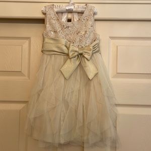 Stunning formal Rare Editions dress. Perfect for wedding size 4T
